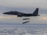 Un caza F-15 surcoreano arroja bombas de precisión sobre objetivos simulados en el mar Amarillo, en respuesta al lanzamiento por parte de Corea del Norte de un misil que sobrevoló Japón.