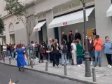 Así son las kilométricas colas de la tienda de Uniqlo más grande de España a 10 minutos de su apertura en Madrid