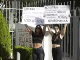 Dos chicas con pancartas reivindicativas en la puerta del Colegio Mayor Elías Ahúja bajo el lema: "Nosotras nosotras nos organizamos para pedir igualdad de derechos, vosotros para llamarnos putas y ninfómanas"