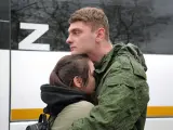 Un joven ruso se despide de sus familiares en una oficina de reclutamiento durante la movilizaci&oacute;n militar parcial.
