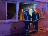 Bomberos trabajan en el bajo de un edificio de Aranjuez (Madrid) donde un incendio causó la muerte de un hombre de avanzada edad.