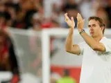 Julen Lopetegui se despide de la afición del Sevilla tras el partido de Champions ante el Borussia Dortmund, en el estadio Sánchez-Pizjuan.