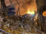 Rescatistas trabajan en un edificio alcanzado por un ataque con misiles en la ciudad de Zaporiyia, Ucrania, atribuido por las autoridades ucranianas al ejército ruso.
