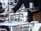 Un camarero sirve un café, en una imagen de archivo.