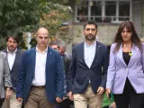 La presidenta de Junts, Laura Borràs, con el secretario general, Jordi Turull (izquierda) y el vicepresident destituido Jordi Puigneró, llegando a la sede del partido el pasado 29 de septiembre.