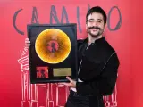 El cantante colombiano Camilo recibe el primer disco de vidrio reciclado de Ecovidrio