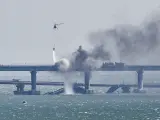 Imagen de un helicóptero tratando de apagar el incendio declarado en el puente de Crimea.