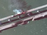 Imagen satelital que muestra el humo y una parte colapsada del puente del Estrecho de Kerch, en Crimea, atacado este 8 de octubre.