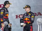 Los pilotos de Red Bull, Sergio Pérez y Max Verstappen, en el podio del Gran Premio de Japón este domingo.