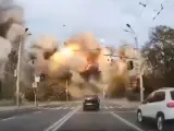 El impactante momento en el que una segunda bomba rusa impacta en una avenida de la ciudad ucraniana de Dnipró.