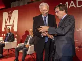 Mario Vargas Llosa recibe el premio a Madrileño del Año 2022 a manos del alcalde de Madrid, José Luis Martínez-Almeida.