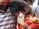 Los familiares de los fallecidos lloran en la escena del crimen después de un tiroteo masivo por parte de un ex policía en una guardería en la provincia de Nong Bua Lamphu, noreste de Tailandia, el 7 de octubre de 2022.
