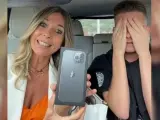 Una madre se graba regala 'un iPhone 14' a su hijo.