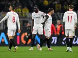 Los jugadores del Sevilla tras el partido en Dortmund