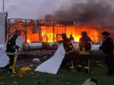 Bomberos extinguen un incendio provocado por un misil ruso en la ciudad ucraniana de Zaporiyia el 11 de octubre de 2022, según las autoridades de Ucrania.