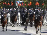 Efectivos de la Unidad de Caballería de la Policía Nacional participan en el desfile del Día de la Fiesta Nacional de 2022.