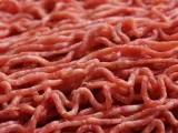 La carne cruda puede tener numerosas bacterias, por lo que es recomendable lavarse siempre las manos después de manipularla para evitar enfermedades.
