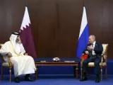 El emir de Qatar, el jeque Tamim Bin Hamad Al-Thani y el presidente ruso, Vladimir Putin, asisten a una reunión (13/10/2022).