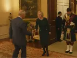 El rey de Inglaterra Carlos III recibe a la primera ministra británica, Liz Truss, el 12 de octubre de 2022.