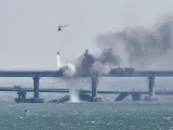 Fuerte explosión que destruyó parte del puente de Crimea.