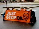 Just Stop Oil cortando una carretera en una de sus protestas.