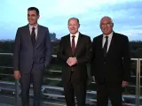 El presidente del Gobierno, Pedro Sánchez, junto al canciller alemán, Olaf Scholz, y el primer ministro de Portugal, Antonio Costa
