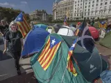 La presidenta de la ANC, Dolors Feliu, visita el montaje de la acampada de la Asamblea Nacional Catalana (ANC) en la Plaza Catalunya de Barcelona
