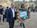 El secretario general de Junts per Catalunya (JxCAt), Jordi Turull, y la presidenta de Junts, Laura Borràs, depositan una ofrenda floral