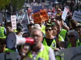 Miles de pensionistas denuncian la pérdida de poder adquisitivo y defienden pensiones y salarios "dignos"