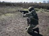 Reclutas rusos asisten a un entrenamiento en un campo de tiro cerca de Donetsk, Ucrania.