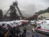 Ambulancias después de la explosión de la mina de carbón en Bartin, Turquía