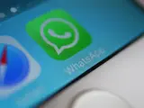 Logo de WhatsApp en un móvil