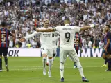 El centrocampista del Real Madrid Fede Valverde celebra con su compa&ntilde;ero Karim Benzema tras marcar el 2-0 ante el Bar&ccedil;a.