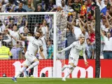 El delantero del Real Madrid Karim Benzema (i) celebra tras marcar el 1-0 durante el clásico entre Real Madrid y FC Barcelona en el estadio Santiago Bernabéu.