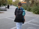 Una joven camina sin velo por una calle de Teherán, en Irán.