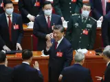 El presidente chino, Xi Jinping, saluda durante la inauguraci&oacute;n del XX Congreso del Partido Comunista de China (PCCh).