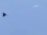 Los habitantes de Kiev y milicianos ucranianos intentan derribar un dron kamikaze ruso con ráfagas de amatralladora.