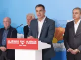 El presidente del Gobierno, Pedro Sánchez, junto con los exlíderes del PSOE Felipe González, José Luis Rodríguez Zapatero y Joaquín Almunia