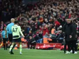 Guardiola habla con el árbitro Anthony Taylor durante el partido entre el Liverpool FC y el Manchester City.