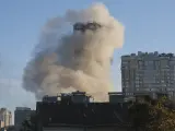 El humo envuelve un edificio tras un ataque con drones en Kiev, el 17 de octubre de 2022.