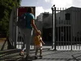 Una madre lleva a su hijo a la guardería durante el primer día de curso académico, a 5 de septiembre de 2022, en Barcelona, Cataluña (España).