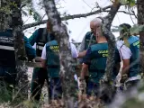 Agentes de la Guardia Civil y de Policía Nacional baten el terreno donde aparecieron restos de Juana Canal, en la zona de Navalacruz (Ávila), en busca de pistas que esclarezcan el caso de esta mujer desaparecida desde 2003. EFE/ Raúl Sanchidrián