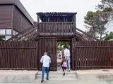 Un padre acompaña a su hija a la entrada del colegio Virgen de Europa.