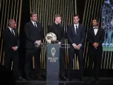El director de fútbol del Manchester City, Txiki Begiristain, el director ejecutivo Ferran Soriano, Kevin de Bruyne y el portero Ederson reciben para el Manchester City el trofeo al Mejor Club del Año.