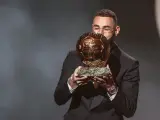 Benzema, con el Balón de Oro.