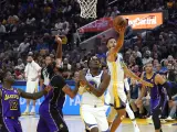 Golden State Warriors guard Stephen Curry (2-R) goes to the basket for two points against the Los Angeles Lakers.