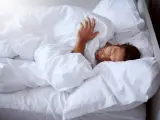 Un hombre durmiendo en su cama