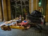 Varias personas con sus enseres duermen en la calle durante la realización del censo de personas en situación de sinhogarismo llevado a cabo por la fundación Arrels, a 15 de junio de 2022, en Barcelona, Cataluña (España).