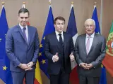 Pedro Sánchez, Emmanuel Macron y António Costa, antes de su reunión de este jueves en Bruselas para hablar del MidCat.