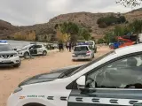 Varios vehículos de la Guardia Civil, en el pantano de Las Vencías, en Segovia, tras el rescate de 55 menores que cayeron al agua tras volcar sus piraguas.